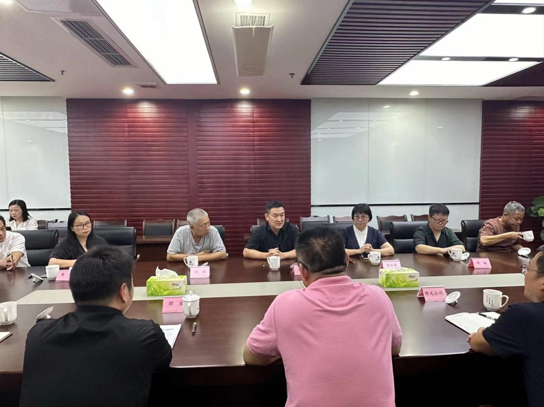 9月3日，四川美術(shù)學(xué)院黨委常委、副院長王朝剛一行蒞臨我司。此次來訪圍繞四方塊文旅商業(yè)街區(qū)項目建設(shè)進(jìn)行指導(dǎo).png